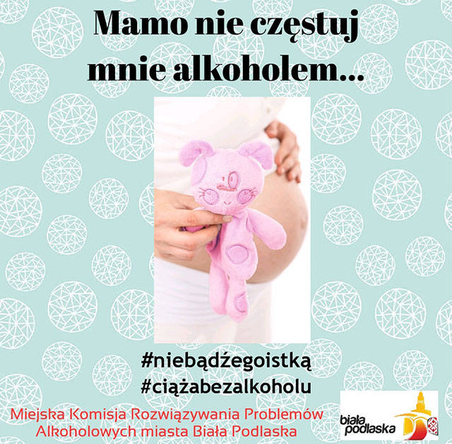 napis Mamo nie częstuj mnie alkoholem #niebądzegoistką #ciążabezalkoholu i zdjęcie kobiety w ciąży któe trzyma maskotkę